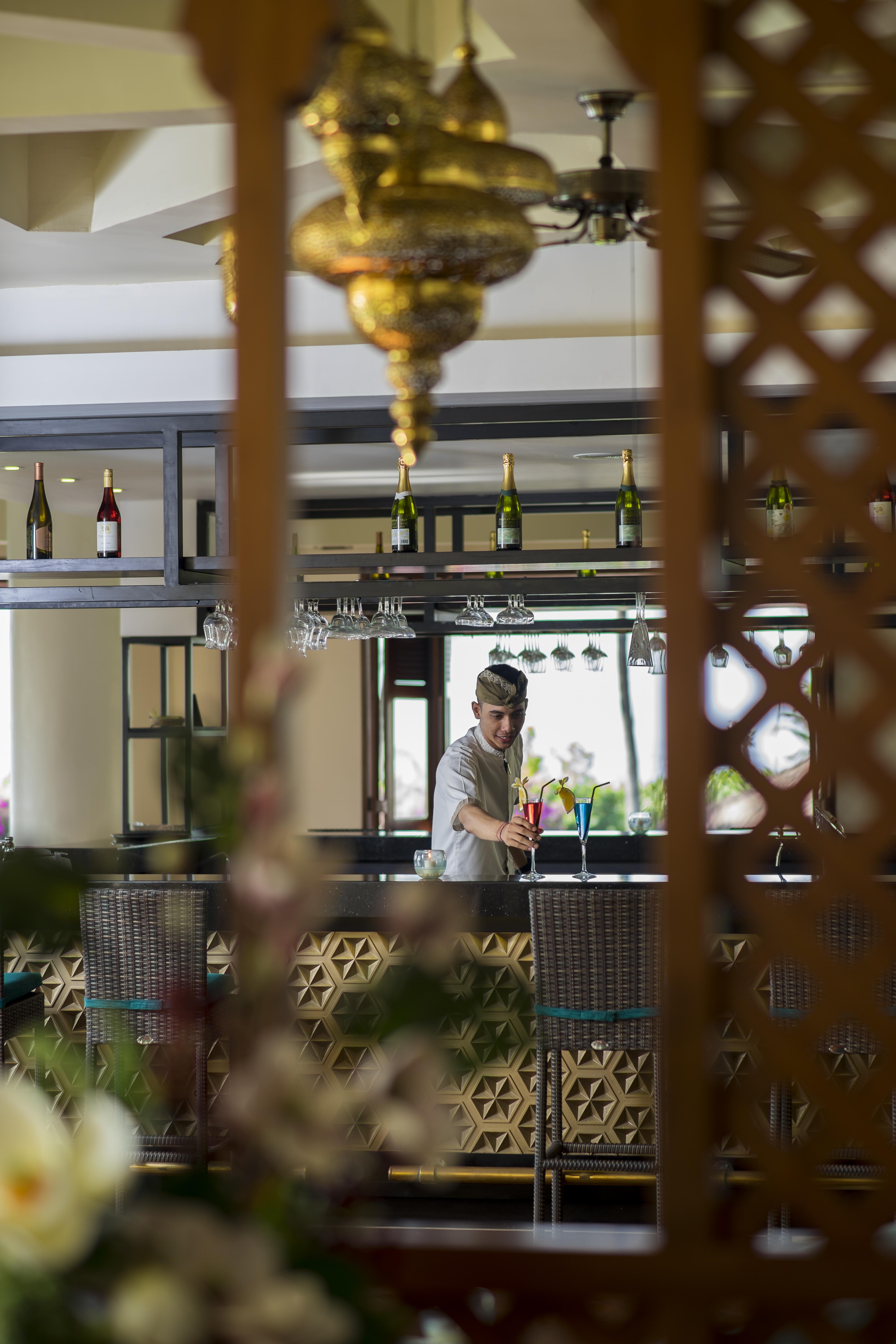 Grand Mirage Resort & Thalasso Bali Nusa Dua  Dış mekan fotoğraf A bartender at work